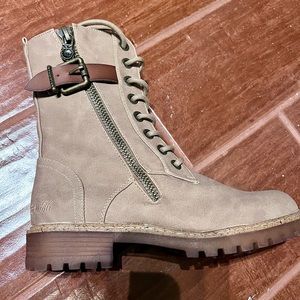 Blowfish, size 8, lace up boots